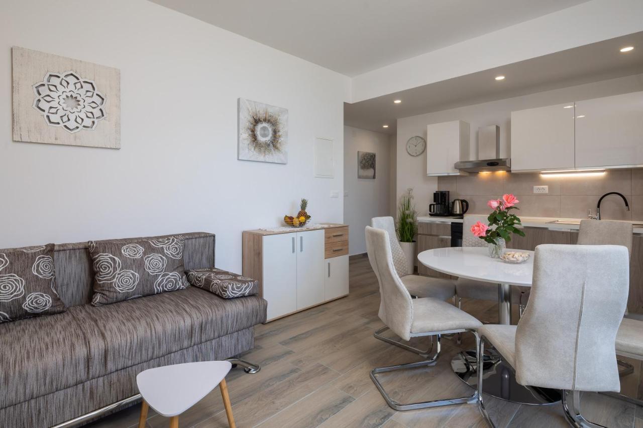 Apartments 20 Meters From The Beach イェセニツェ エクステリア 写真